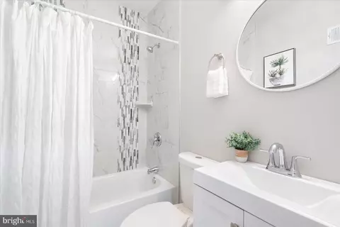 Bath - 4014 Hayward Ave, Baltimore, MD 21215 photo 8 of 9
