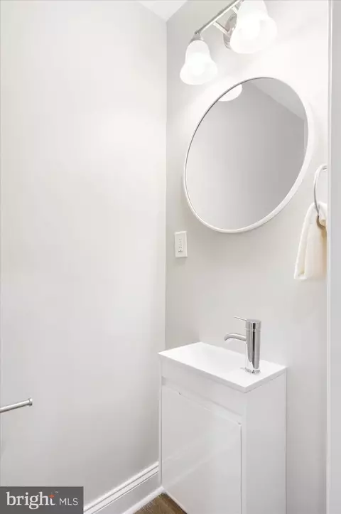 Bath - 4014 Hayward Ave, Baltimore, MD 21215 photo 1 of 9
