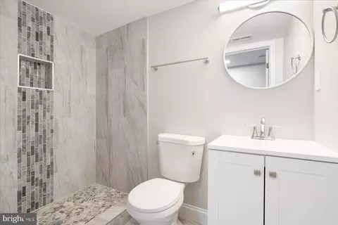 Bath - 4014 Hayward Ave, Baltimore, MD 21215 photo 3 of 9