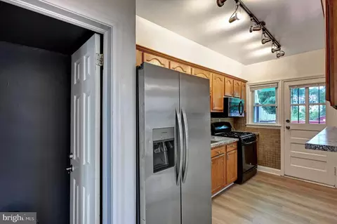 Entry Way - 5666 Kavon Ave, Baltimore, MD 21206 photo 3 of 3