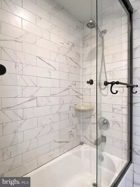 Bath - 2527 Fleet St, Baltimore, MD 21224 photo 7 of 11