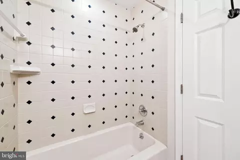Bath - 620 S Curley St, Baltimore, MD 21224 photo 2 of 4