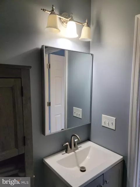 Bath - 405 Lyndhurst St, Baltimore, MD 21229 photo 5 of 6
