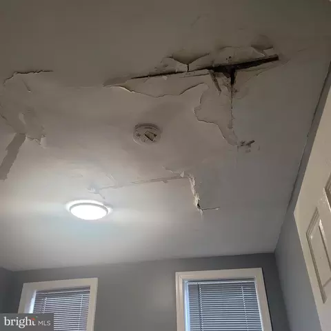 Entry Way - 405 Lyndhurst St, Baltimore, MD 21229 photo 5 of 7