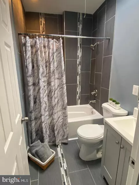 Bath - 405 Lyndhurst St, Baltimore, MD 21229 photo 4 of 6