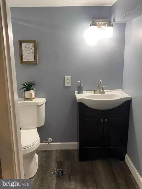 Bath - 405 Lyndhurst St, Baltimore, MD 21229 photo 1 of 6