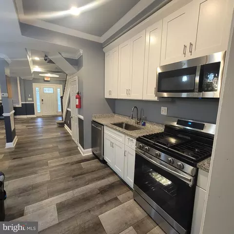 Entry Way - 405 Lyndhurst St, Baltimore, MD 21229 photo 4 of 7