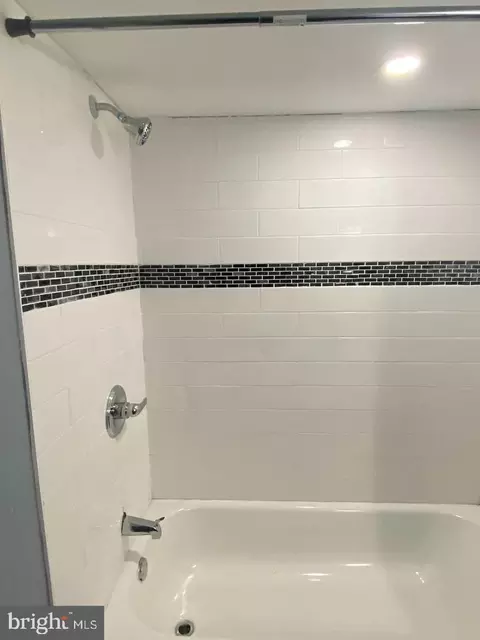Bath - 405 Lyndhurst St, Baltimore, MD 21229 photo 3 of 6