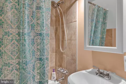 Bath - 2304 Halcyon Ave, Baltimore, MD 21214 photo 3 of 4