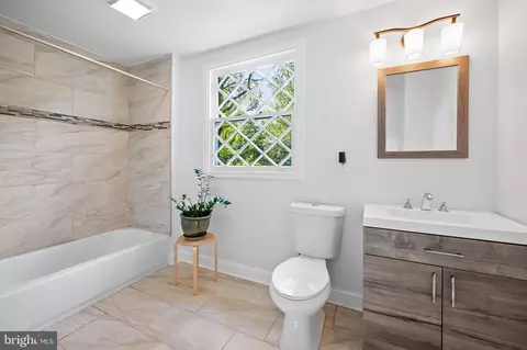 Bath - 2403 W Rogers Ave, Baltimore, MD 21209 photo 4 of 5