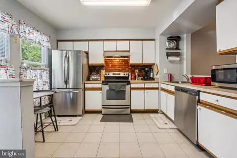 65 Cobber Ln, Baltimore, MD 21229 photo 3