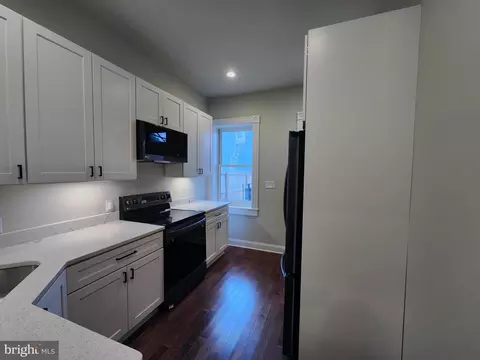 Entry Way - 1744 E Oliver St, Baltimore, MD 21213 photo 3 of 9