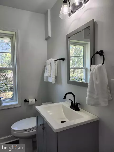 Bath - 4313 Dewey Ave, Baltimore, MD 21211 photo 2 of 2