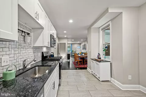 Entry Way - 3910 Falls Rd, Baltimore, MD 21211 photo 5 of 9
