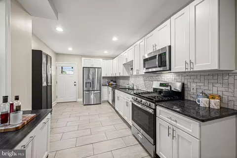 Entry Way - 3910 Falls Rd, Baltimore, MD 21211 photo 4 of 9