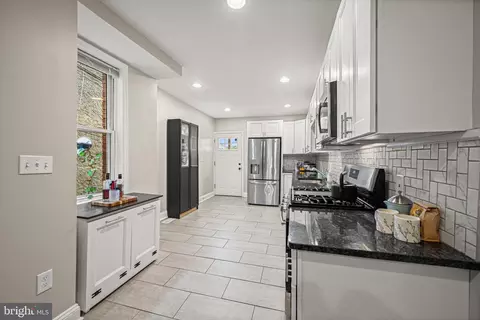 Entry Way - 3910 Falls Rd, Baltimore, MD 21211 photo 2 of 9