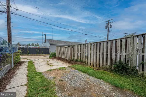 Exterior - 3910 Falls Rd, Baltimore, MD 21211 photo 6 of 10
