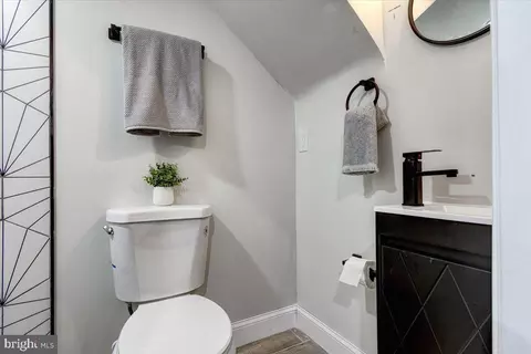 Bath - 2610 E Hoffman St, Baltimore, MD 21213 photo 2 of 3