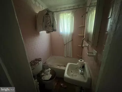 Bath - 4904 Queensberry Ave, Baltimore, MD 21215 photo 1 of 2
