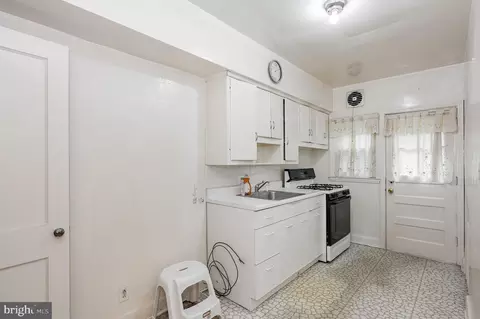 Entry Way - 4008 Echodale Ave, Baltimore, MD 21206 photo 2 of 4