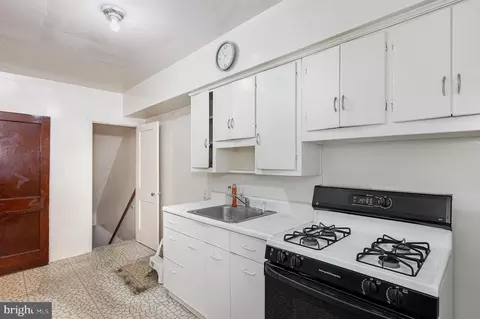 Entry Way - 4008 Echodale Ave, Baltimore, MD 21206 photo 3 of 4