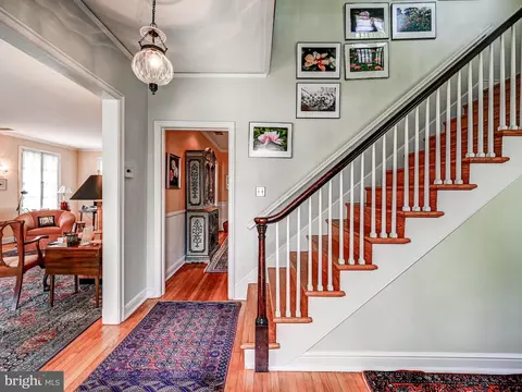 Entry Way - 201 Saint Dunstans Rd, Baltimore, MD 21212 photo 2 of 5