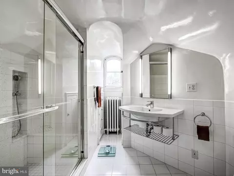Bath - 201 Saint Dunstans Rd, Baltimore, MD 21212 photo 3 of 4