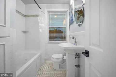 Bath - 407 Croydon Rd, Baltimore, MD 21212 photo 1 of 2
