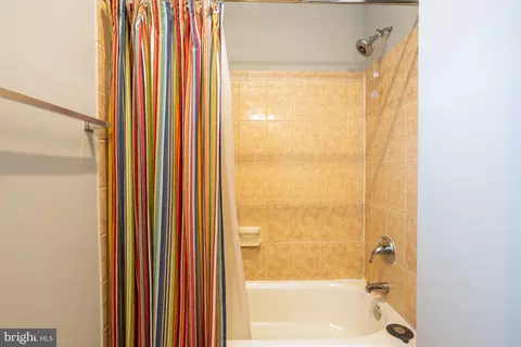 Bath - 282 S Robinson St, Baltimore, MD 21224 photo 4 of 6