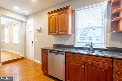 Entry Way - 282 S Robinson St, Baltimore, MD 21224 photo 6 of 12