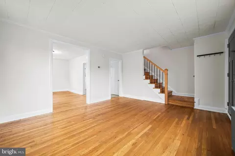 Living - 417 Random Rd, Baltimore, MD 21229 photo 2 of 3