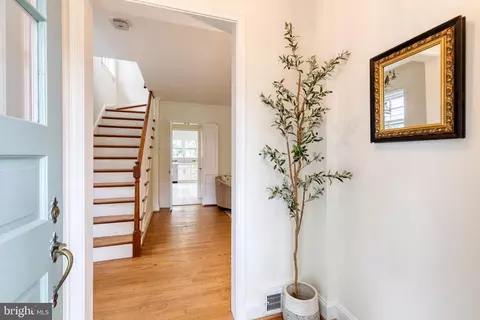 Entry Way - 311 Broadmoor Rd, Baltimore, MD 21212 photo 2 of 4