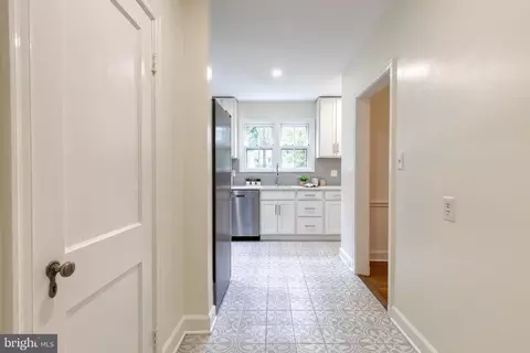 Entry Way - 311 Broadmoor Rd, Baltimore, MD 21212 photo 3 of 4