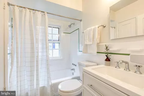 Bath - 311 Broadmoor Rd, Baltimore, MD 21212 photo 2 of 4