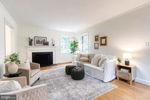 Living - 311 Broadmoor Rd, Baltimore, MD 21212 photo 4 of 5