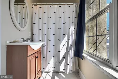 Bath - 507 E Fort Ave, Baltimore, MD 21230 photo 3 of 4