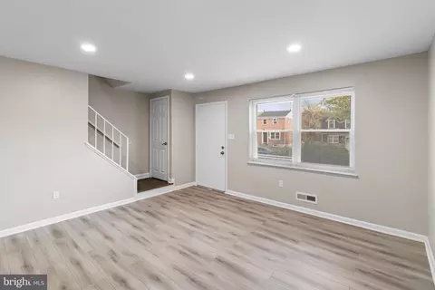 Living - 614 Gibson Rd, Baltimore, MD 21229 photo 2 of 4