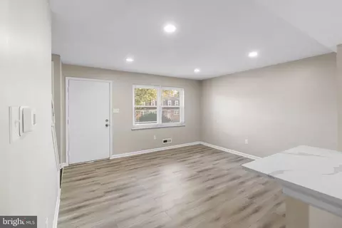 Living - 614 Gibson Rd, Baltimore, MD 21229 photo 3 of 4