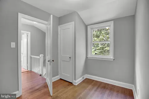 Entry Way - 706 E Cold Spring Ln, Baltimore, MD 21212 photo 4 of 6