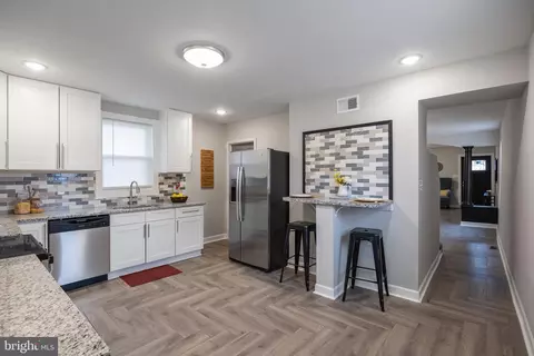Entry Way - 4202 Glenarm Ave, Baltimore, MD 21206 photo 6 of 9