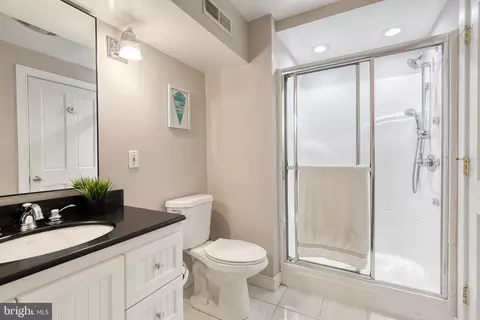 Bath - 1439 Riverside Ave, Baltimore, MD 21230 photo 1 of 2