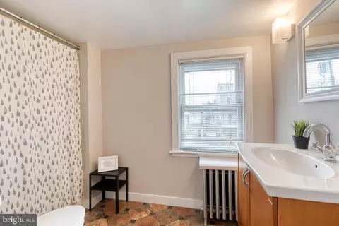 Bath - 1439 Riverside Ave, Baltimore, MD 21230 photo 2 of 2