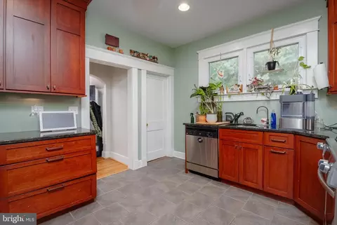 Entry Way - 6019 Sycamore Rd, Baltimore, MD 21212 photo 3 of 3