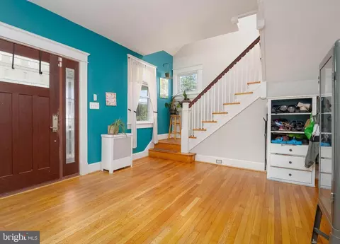 Entry Way - 6019 Sycamore Rd, Baltimore, MD 21212 photo 2 of 3