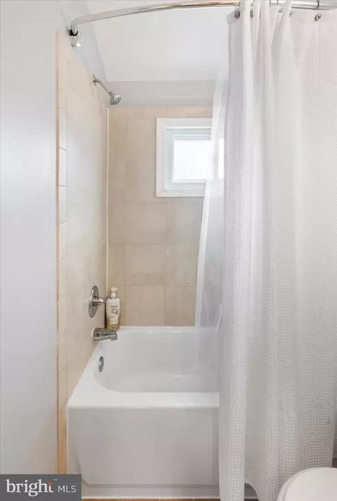 Bath - 625 Queensgate Rd, Baltimore, MD 21229 photo 2 of 3