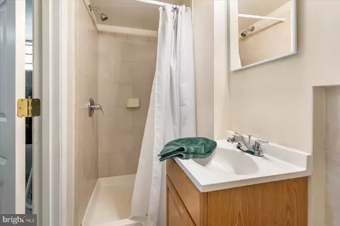 Bath - 625 Queensgate Rd, Baltimore, MD 21229 photo 3 of 3