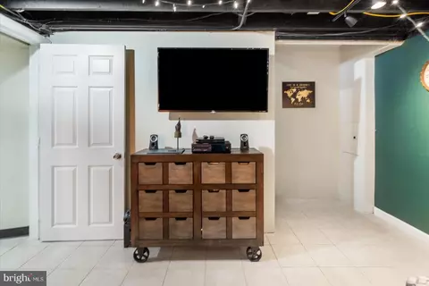 Entry Way - 625 Queensgate Rd, Baltimore, MD 21229 photo 2 of 2