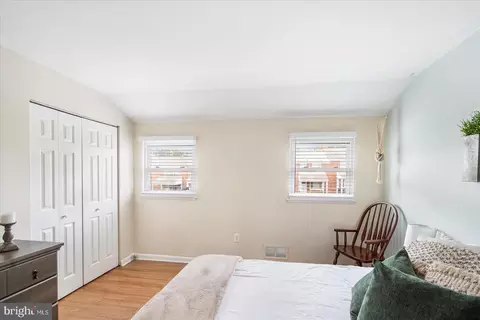 Bedroom - 625 Queensgate Rd, Baltimore, MD 21229 photo 2 of 4