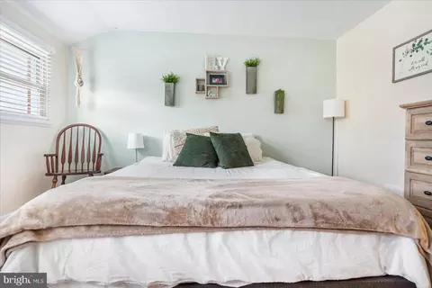 Bedroom - 625 Queensgate Rd, Baltimore, MD 21229 photo 4 of 4