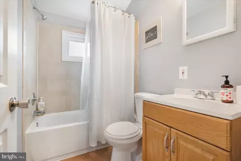 Bath - 625 Queensgate Rd, Baltimore, MD 21229 photo 1 of 3